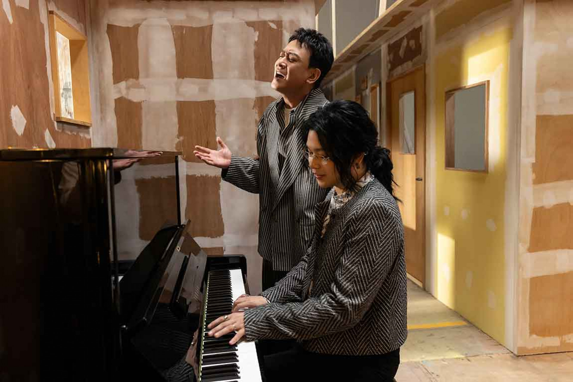 王識賢與聖皓雙金首度聯手首支閩南語合唱曲〈鹹酸苦汫〉。（相信音樂提供）-