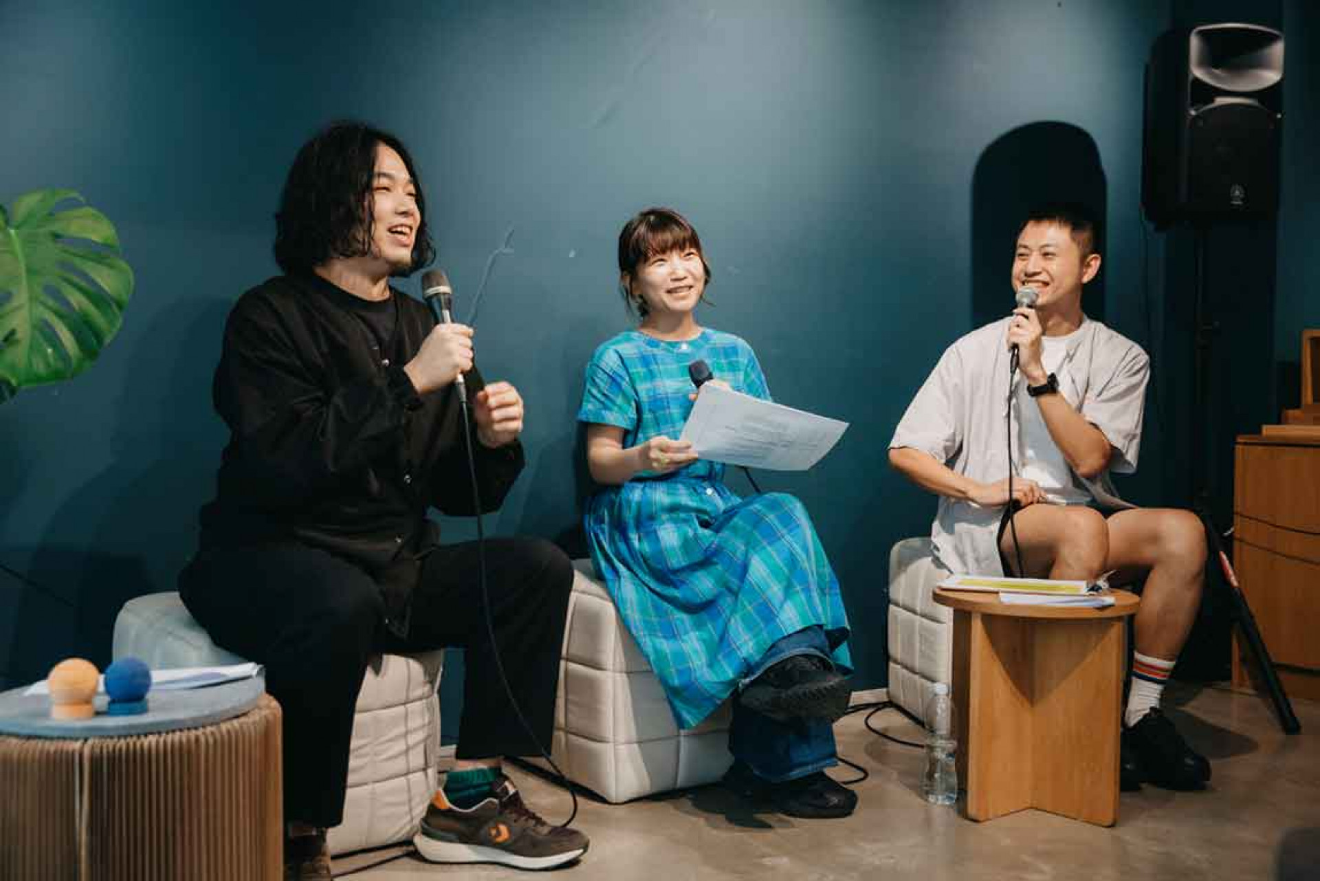 樂團於日前完成成團十年首次專輯試聽會。 左至右為貝斯手阿司、主唱 Mikan、主持人 dato。（格式塔少女／供）