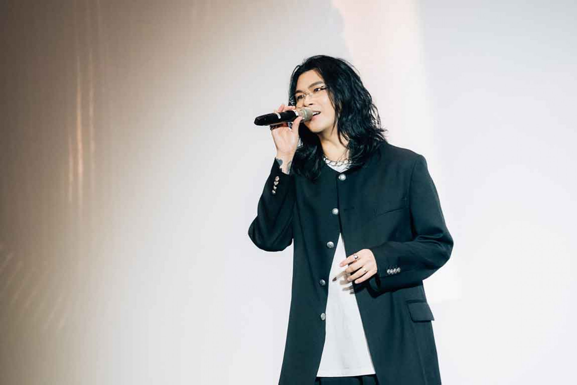 麋先生聖皓現場「考」歌迷接唱〈鹹酸苦汫〉。(相信音樂提供)