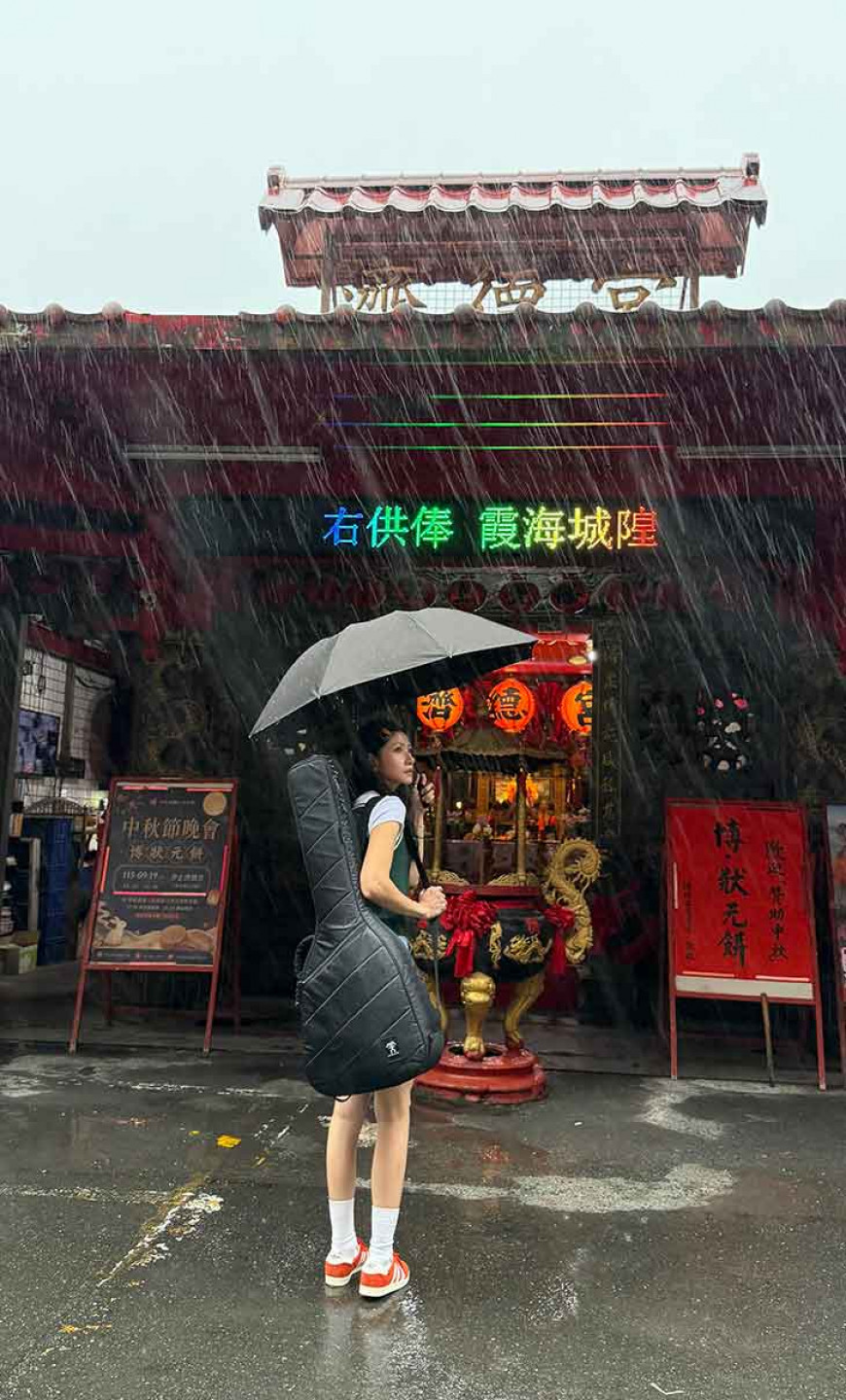 千娜冒著風雨特別到劇中拍攝的主要場景之一汐止濟德宮