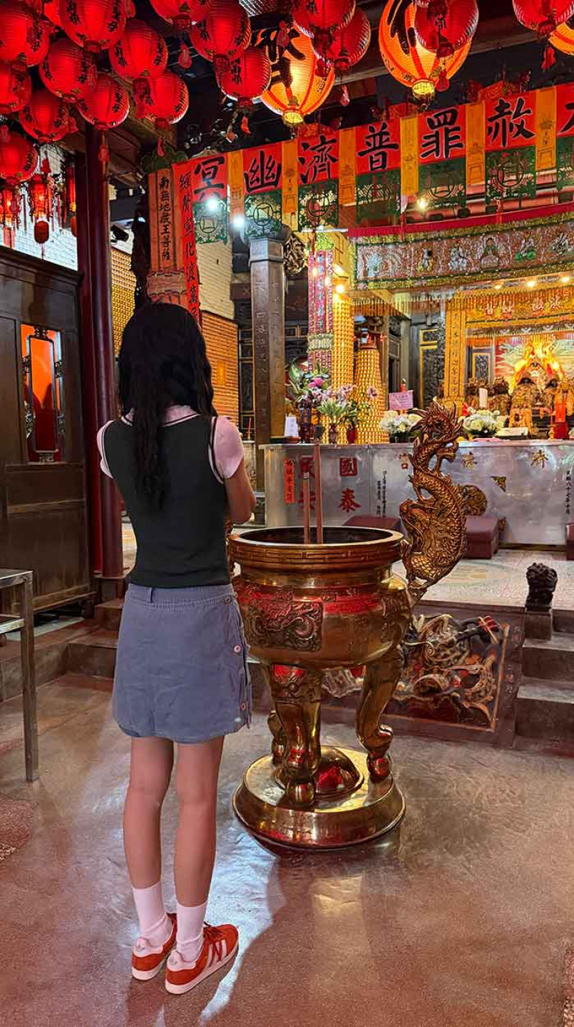 千娜重返當年的「通靈宮廟」拍照留念感謝最美好的安排