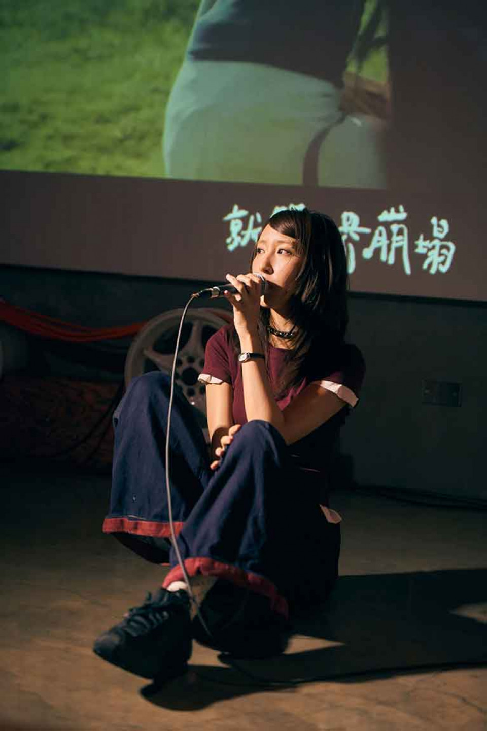 LAWA直率的席地而坐，演唱專輯主打〈火花〉