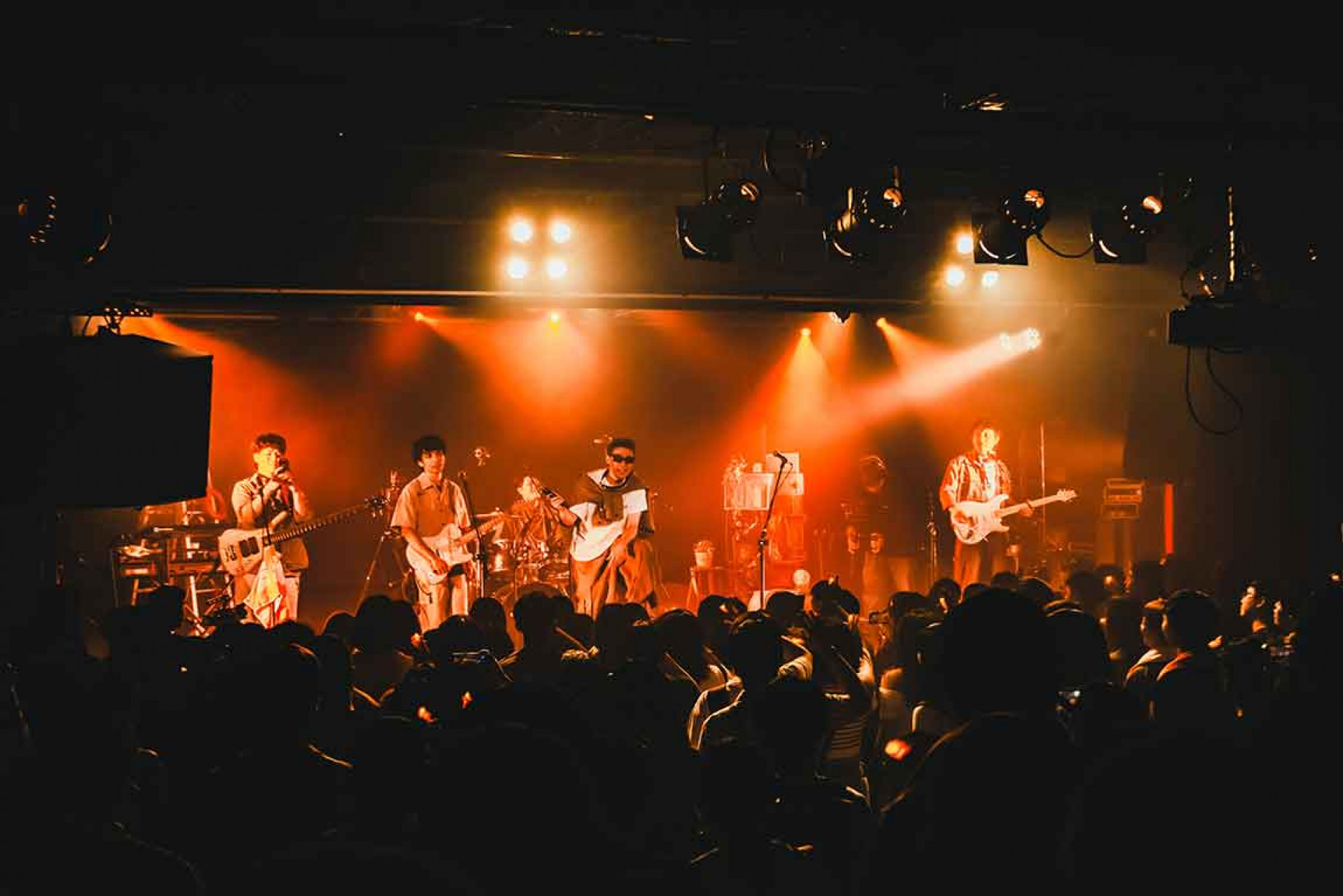 羊米人攻 THE WALL！親手打造 MV「飛天摩托車」搬上舞台