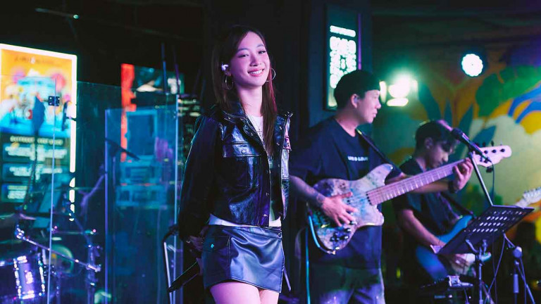 Julia吳卓源新加坡開唱與LIVE BAND炸場！工作之餘大啖肉骨茶、解鎖Netflix總部