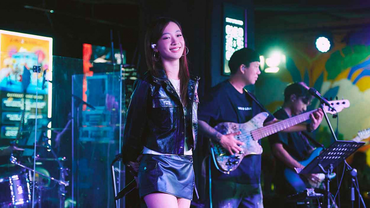 Julia吳卓源新加坡開唱與LIVE BAND炸場！工作之餘大啖肉骨茶、解鎖Netflix總部