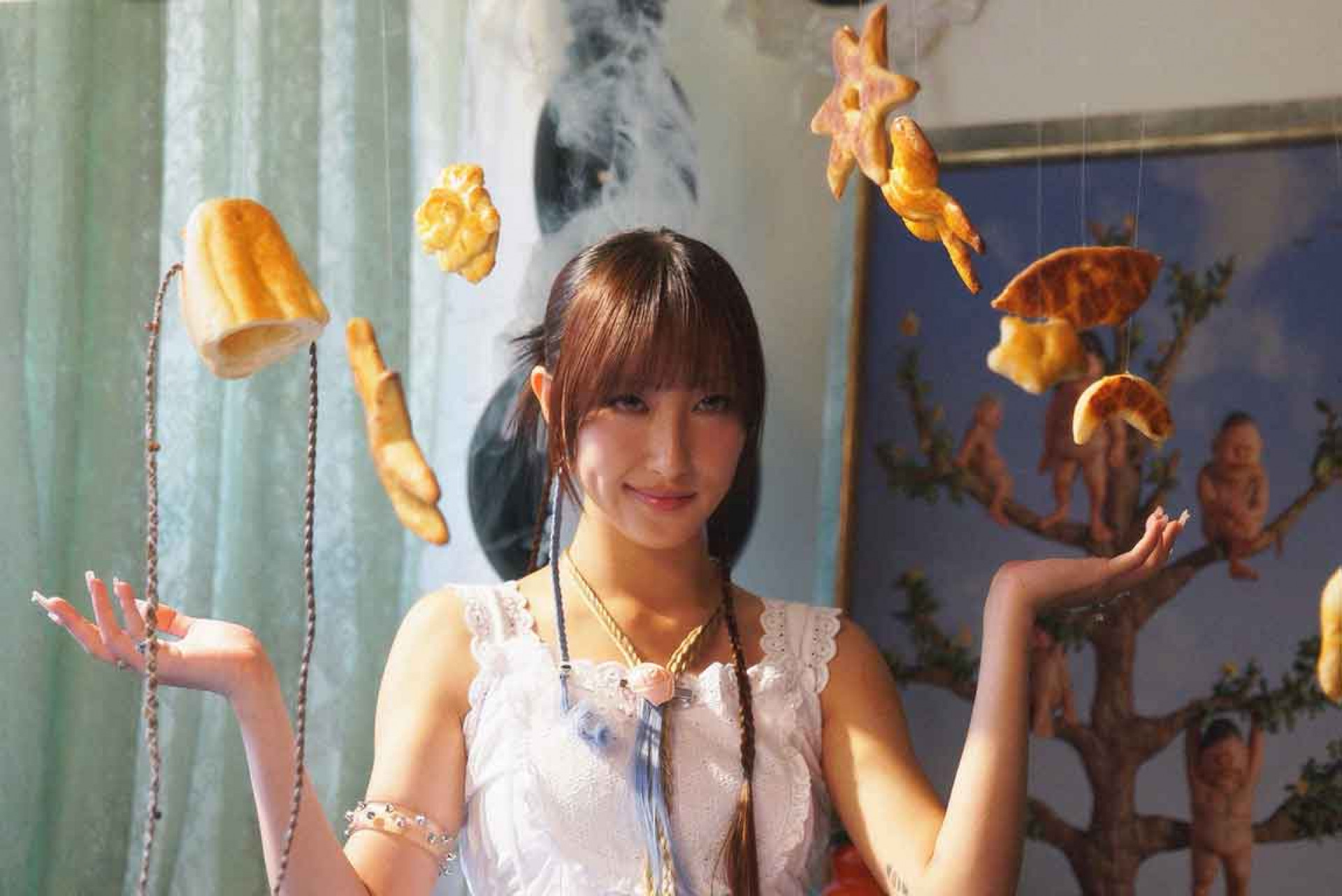 LAWA在新歌MV中扮演超能力少女