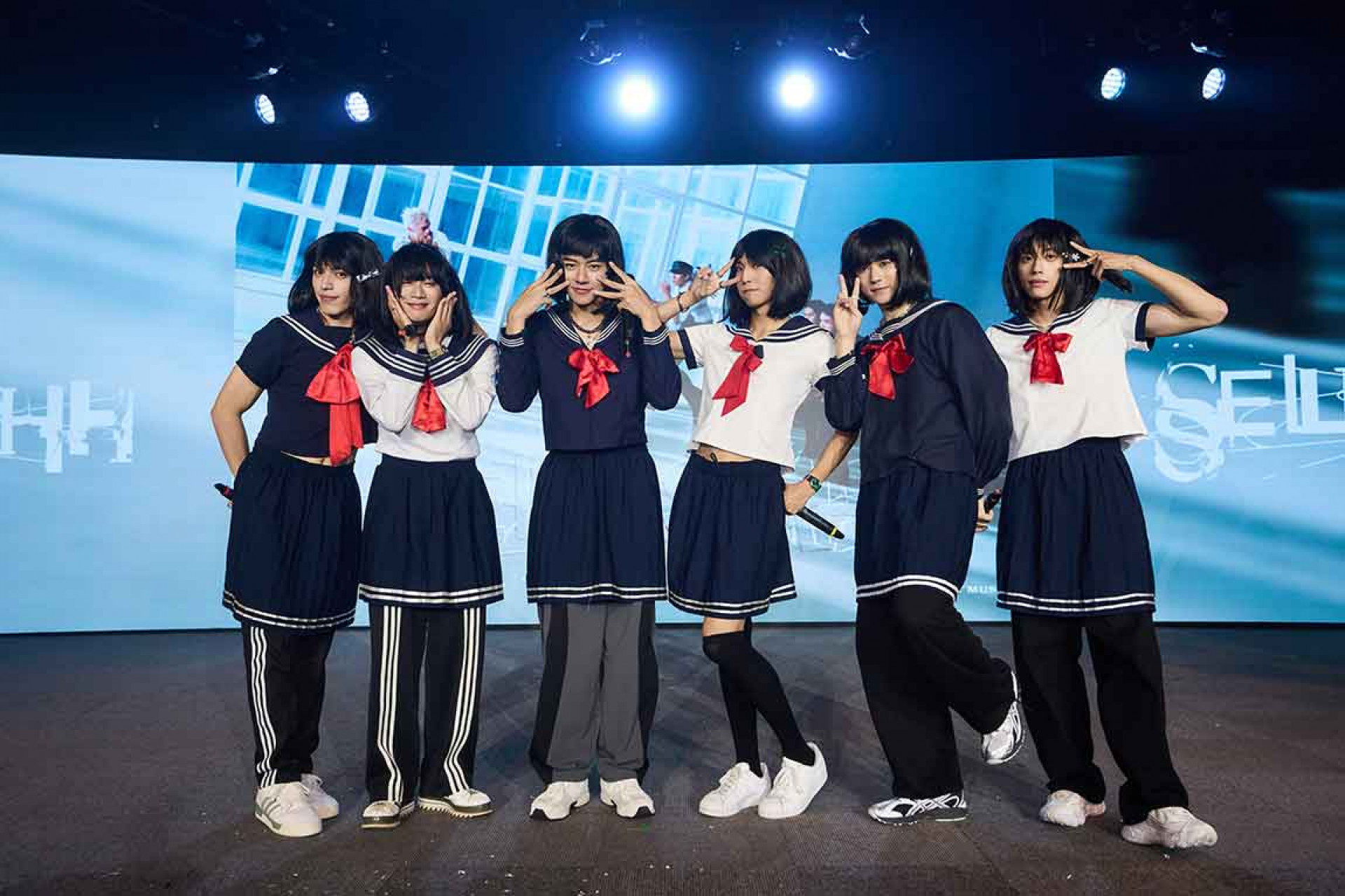 首度全員變裝上陣 換上女子高校水手服登場演唱