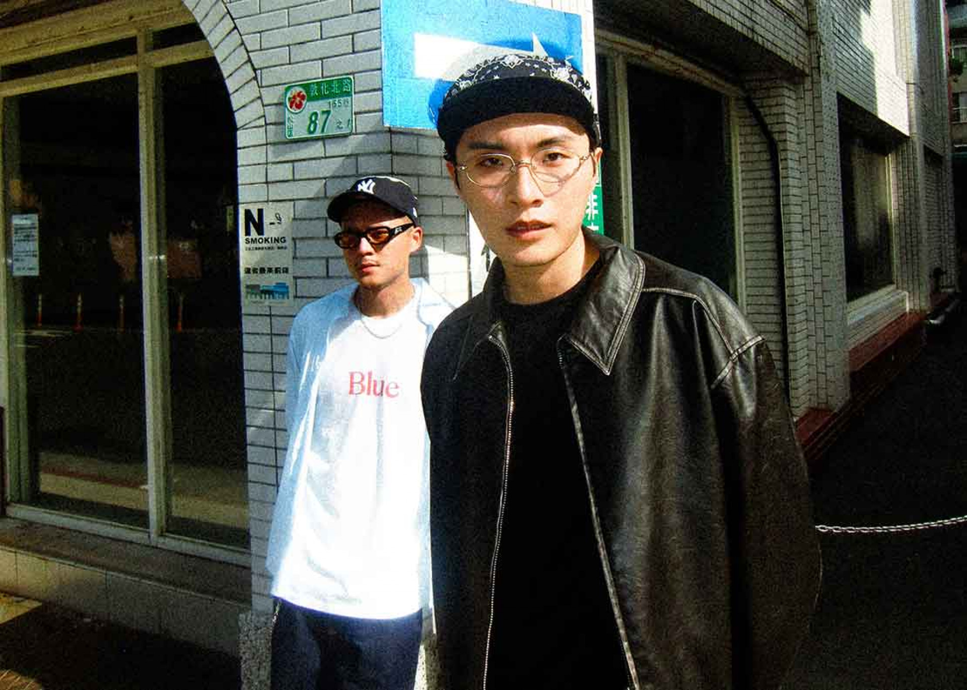 胡家誠(右)首專放大招!新歌〈有個念頭〉聯手「大嘻哈」FRαNKIE阿法(左)!拒唱情歌玩出新突破(圖/小誠故事多提供)