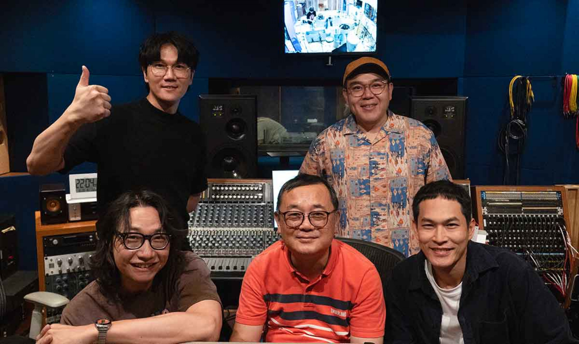 金曲樂團宇宙人新專輯《Dear You》稱霸3大音樂榜聲勢狂飆 邀頂尖音樂人北城浩志(下排中)操刀。(相信音樂提供)