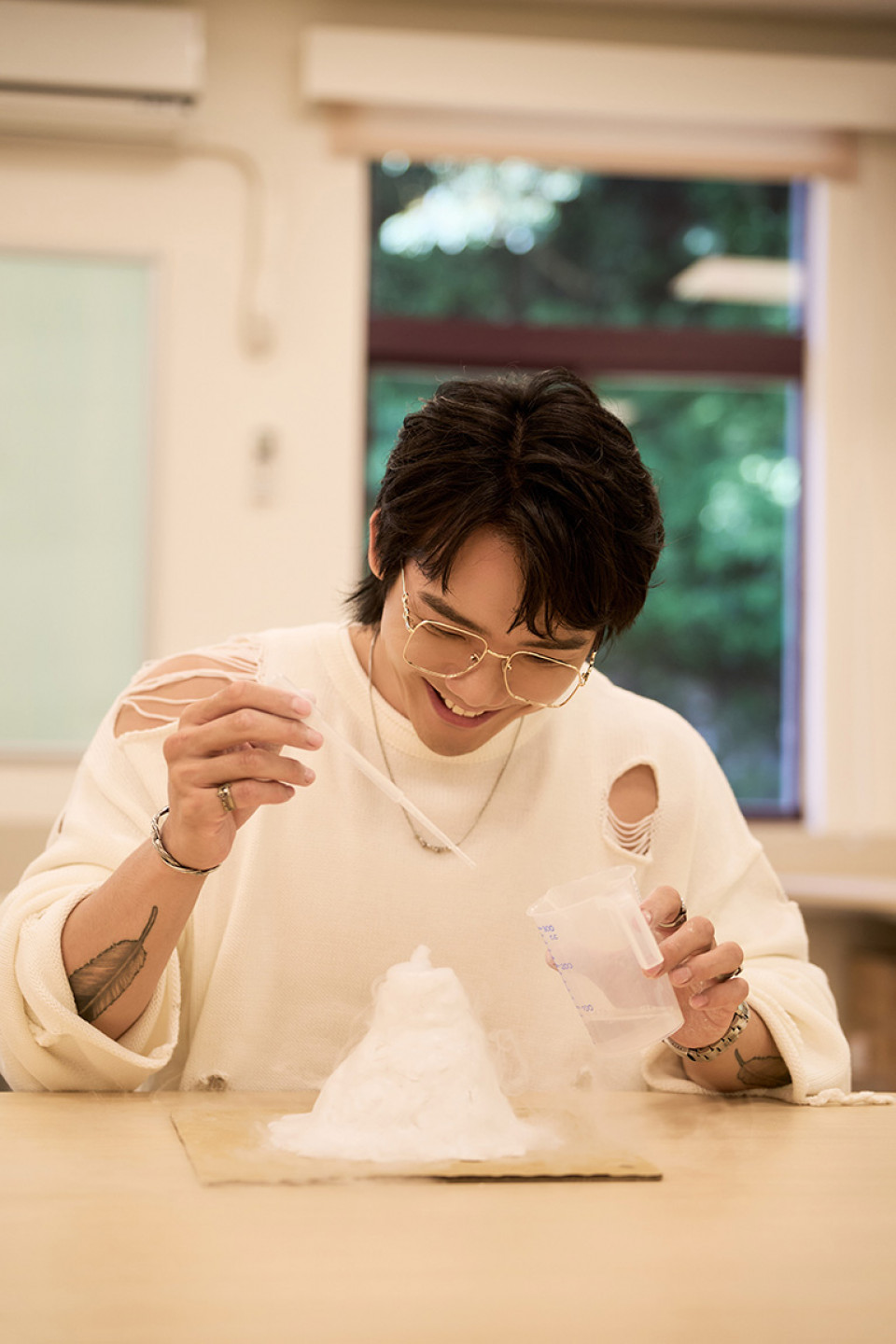 徐暐翔展現手做長才 參考馬榮火山親手捏製黏土火山 成功完成火山噴發實驗