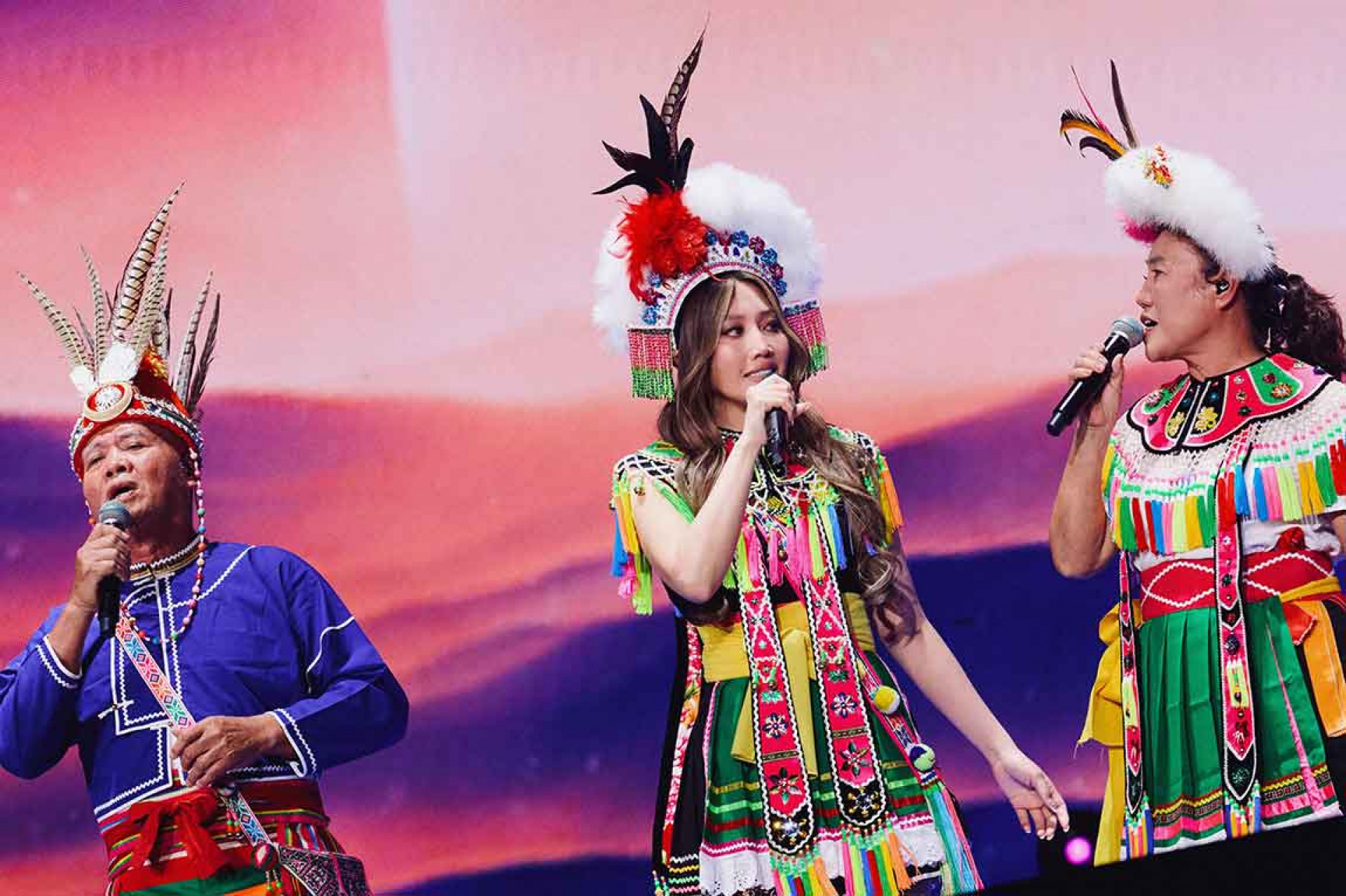 尾場身穿阿美族傳統族服 家人驚喜登臺合唱