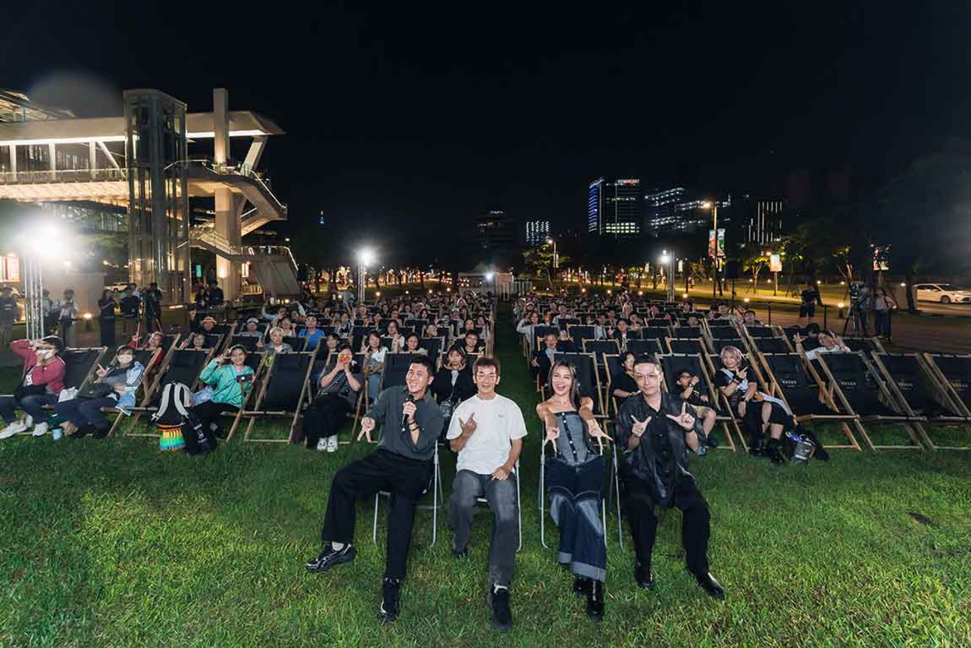 首場座談以電影《海角七號》主題曲〈無樂不作〉揭開序幕（左起：主持人內克、魏德聖、阿布絲、製作人任中強）（圖_ 北流 提供）