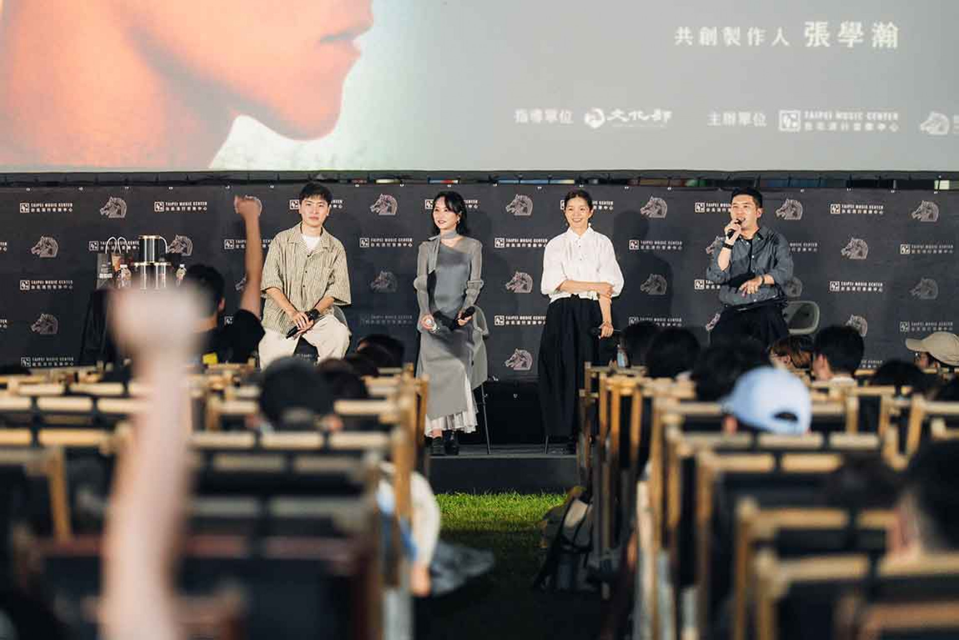 製作人張學瀚（左1）透露為錄音替乱彈阿翔找尋全台唯一一支60萬絕版麥克風（圖_ 北流 提供）