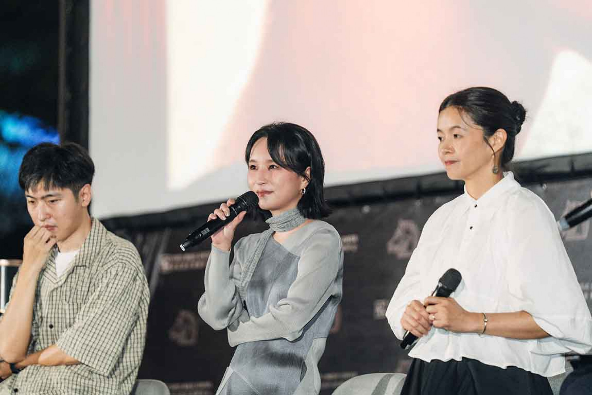 法蘭(中)與乱彈阿翔一起改編共創《翻滾吧!阿信》主題曲〈完美落地〉(圖_ 北流 提供)