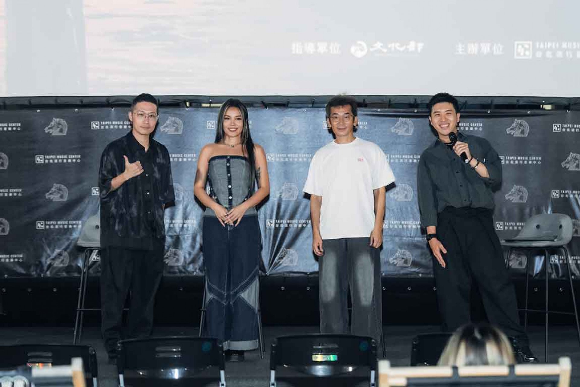 阿布絲18年後重新翻唱〈無樂不作〉更把族語唱進經典(圖_ 北流 提供)