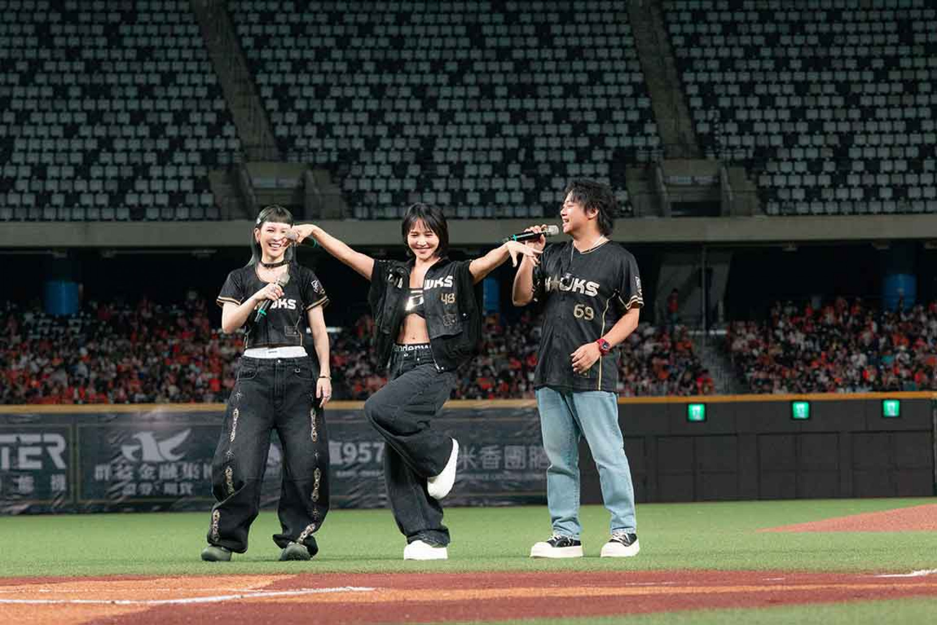 梁文音受邀開球 與星光幫戰友合體