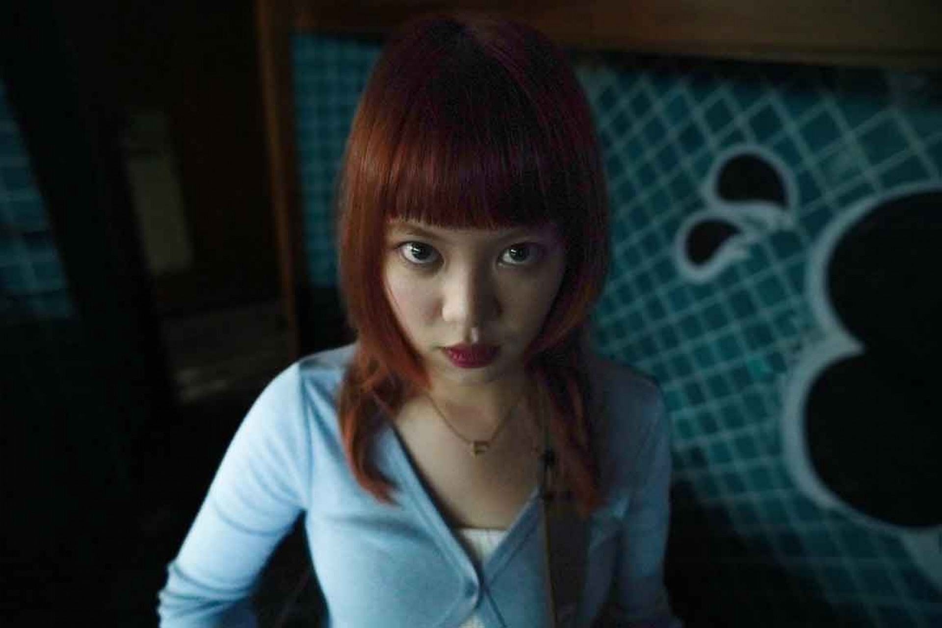 以客語與英語混融創作、自稱「晶晶體女孩」的創作女聲 ana