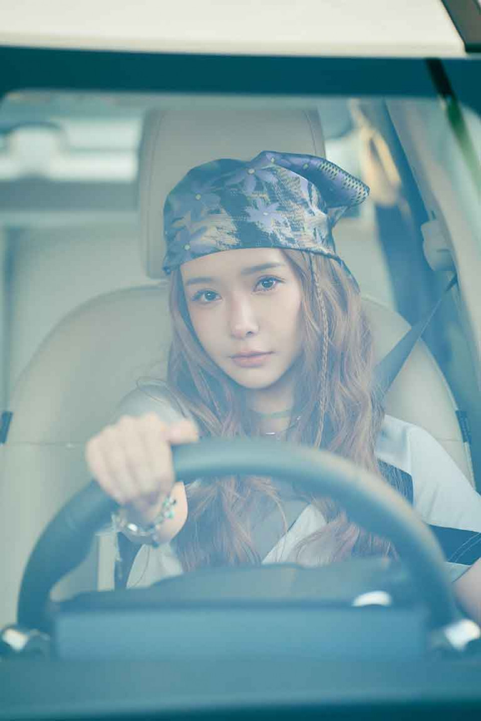 禾羽Kimi拍MV意外曝光「神級車技」!邊開車邊對嘴一次到位 高情商沒有路怒症