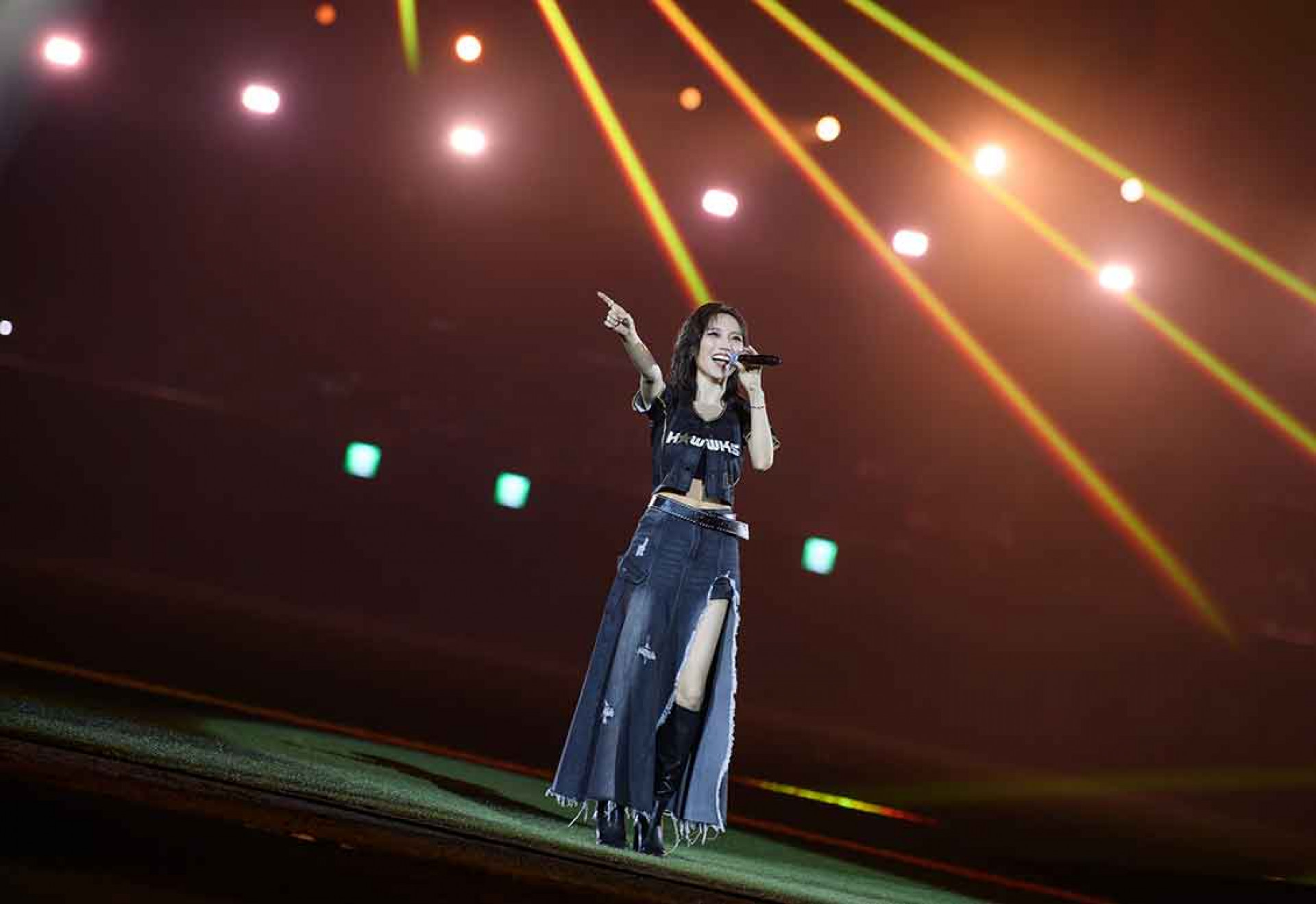 閻奕格同一天站上大巨蛋演唱新單曲〈起始畫面〉笑稱：真的像坐雲宵飛車。照片提供：台鋼雄鷹
