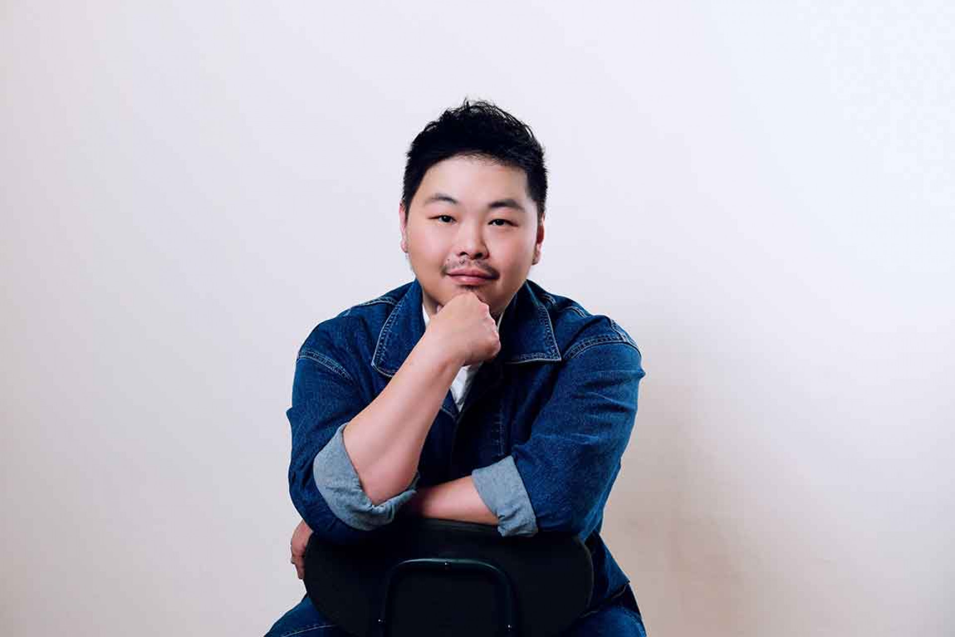 近年替彭佳慧、劉若英、許富凱、許光漢等多位歌手譜曲創作的音樂人阿超以「歌手」身分參戰蟹逅小聚場