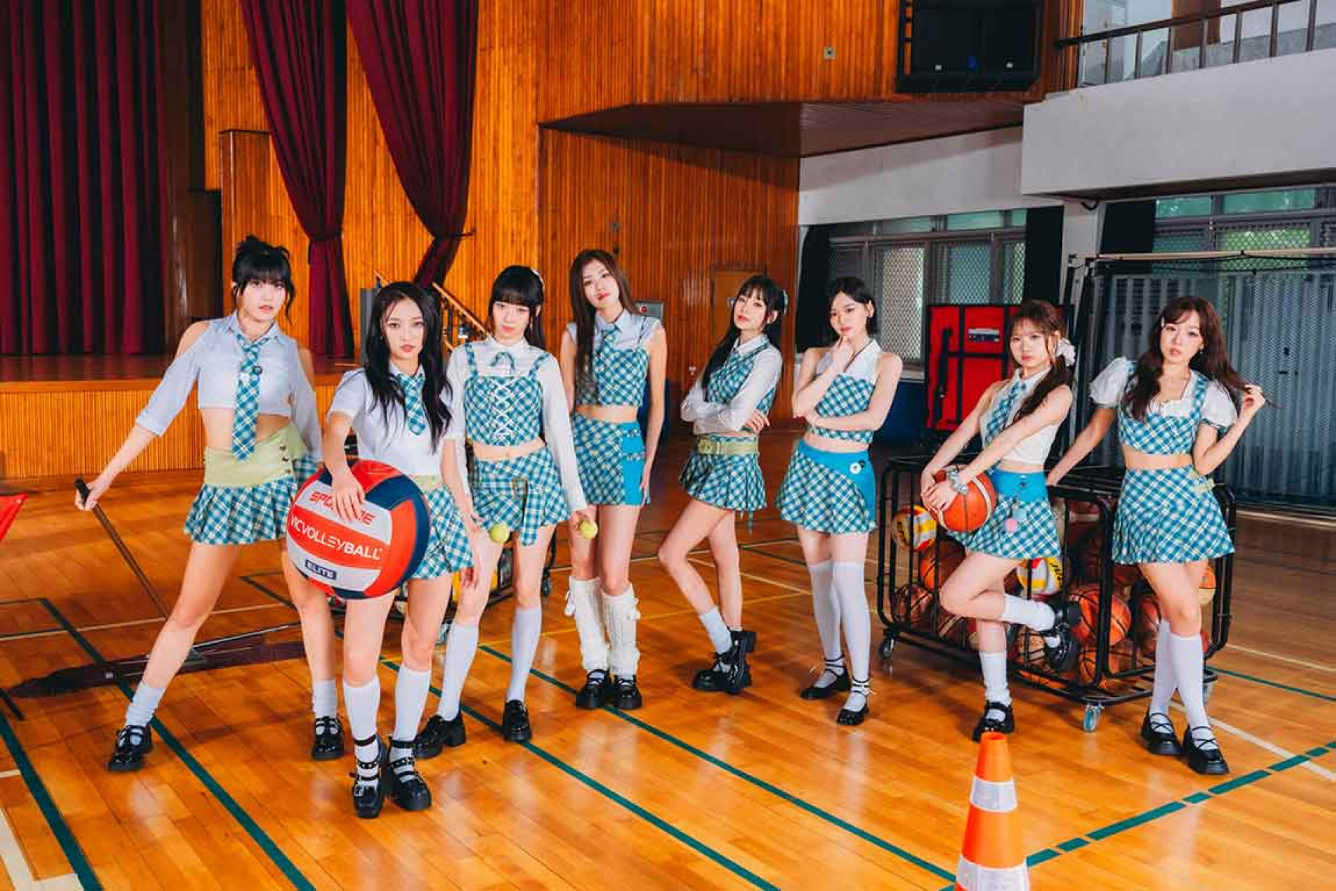 W!nky〈W!nk W!nk〉MV破百萬!許願挑戰「全員矇眼版」W!ngs決定百萬公約(左起:艾莉兒 Lydia 叩叩 紀欣伶 海莉 魚肉 慢慢 靚靚)