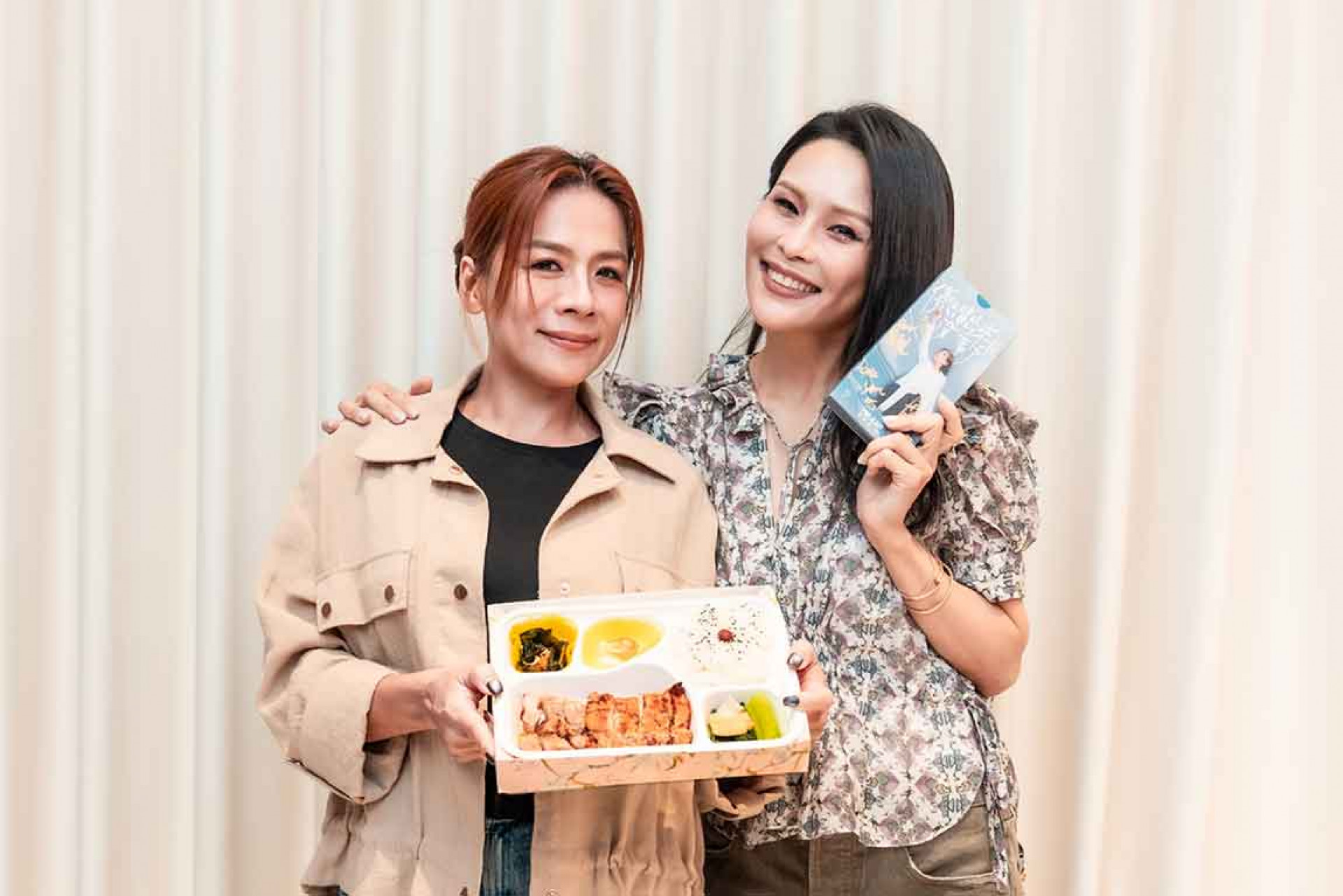 江美琪周蕙後台互贈禮物