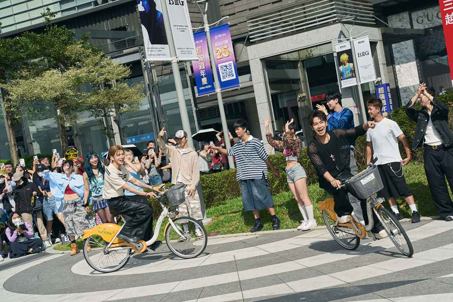 Bii畢書盡+ GBOYSWAG鼓鼓 呂思緯兩大男神竟騎YouBike一路比到現場