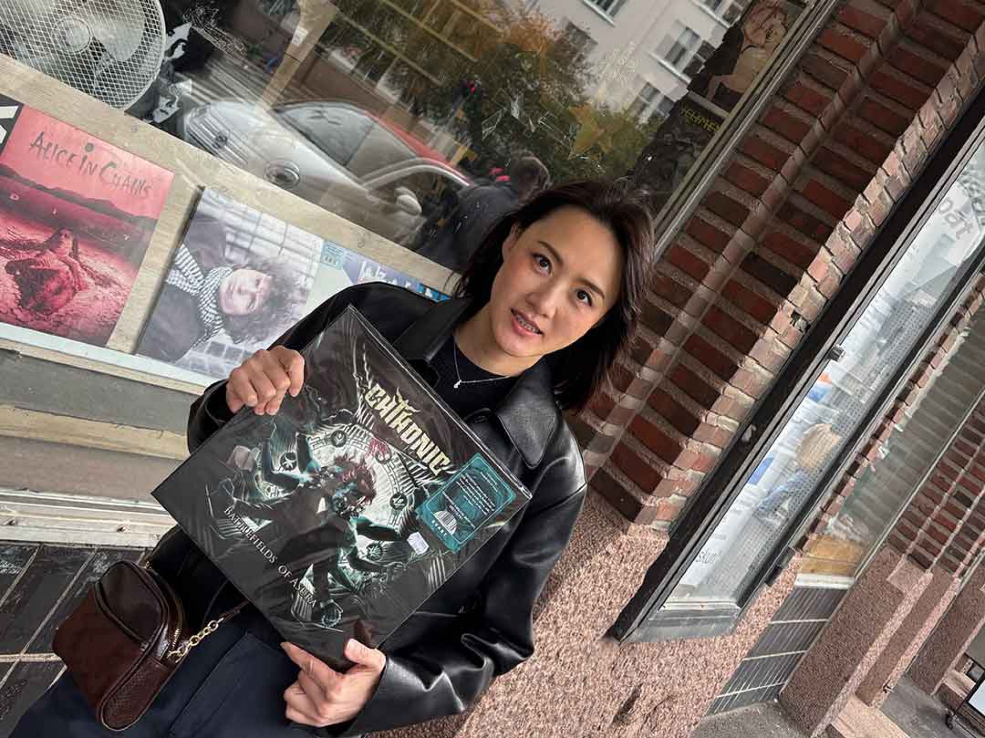 Doris 在唱片行拍照