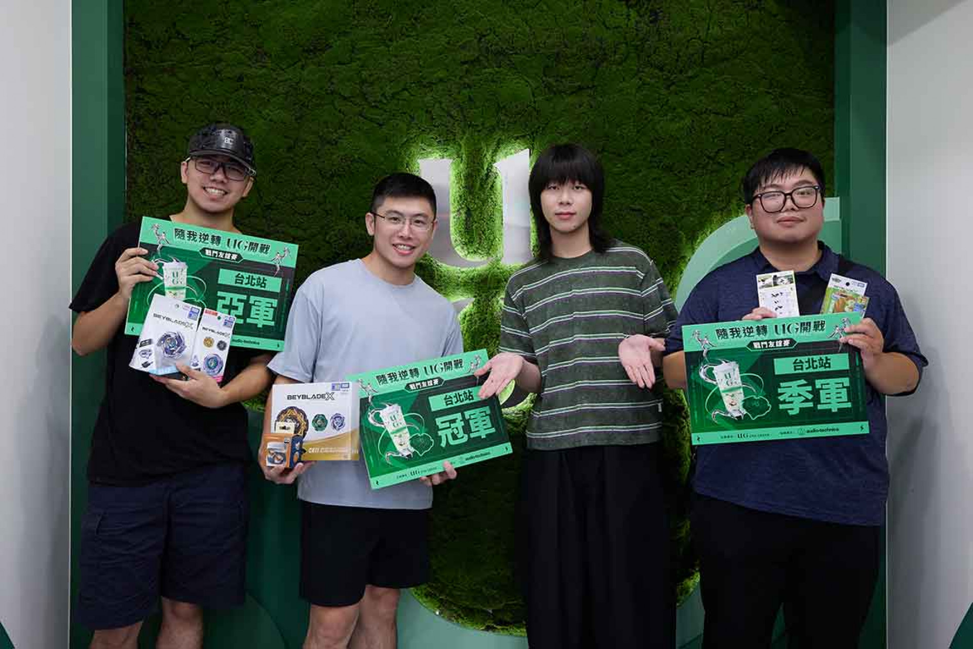 帕拉斯大寶（右二）奪冠大器「讓賢」寵粉。（迷音樂提供）