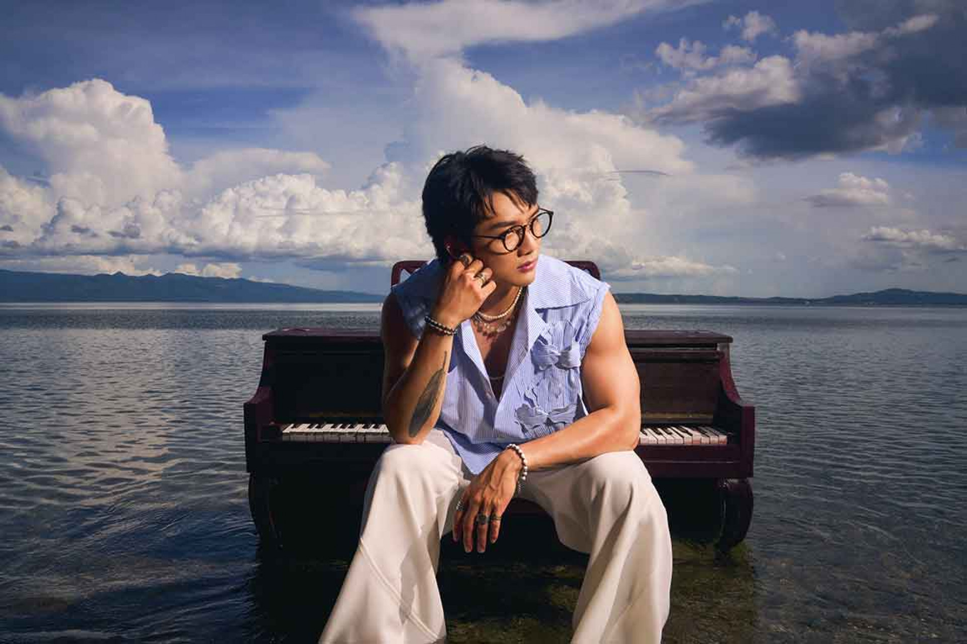 徐暐翔含淚療癒情歌〈局部多雲〉MV 菲律賓天空與大海之中彈鋼琴 畫面唯美