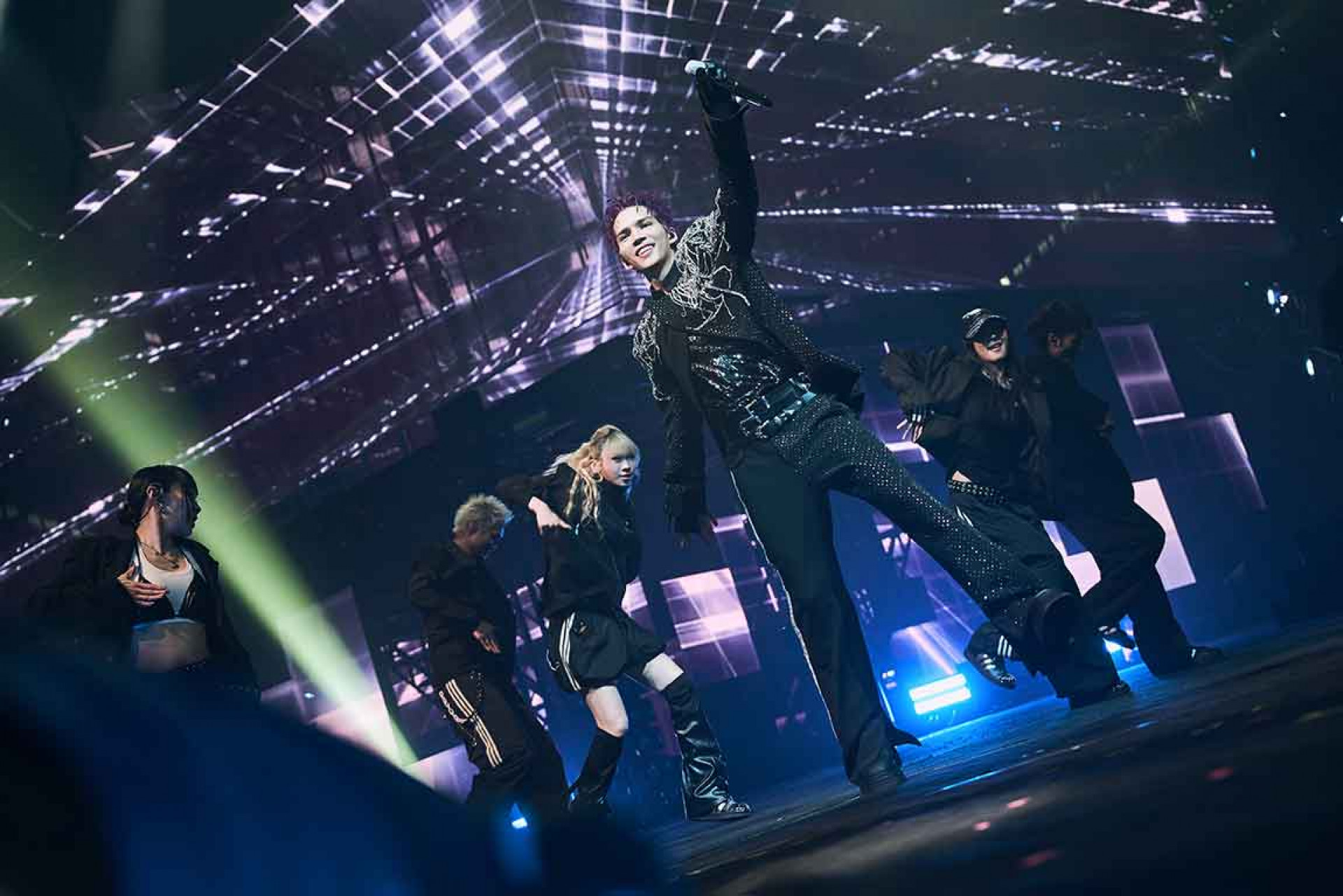 震撼燈光秀為演唱會揭序幕！派偉俊登近兩層樓高舞台以〈煙硝〉開場