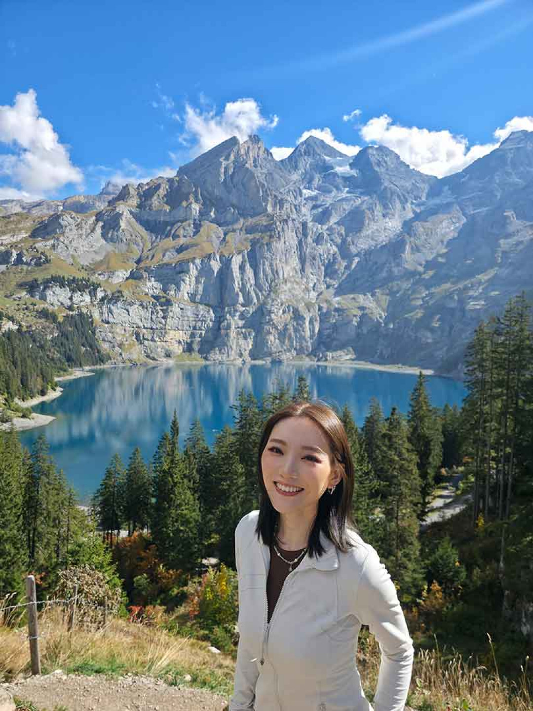 閻奕格飛往瑞士放鬆身心充電 沈浸超美湖光山色中
