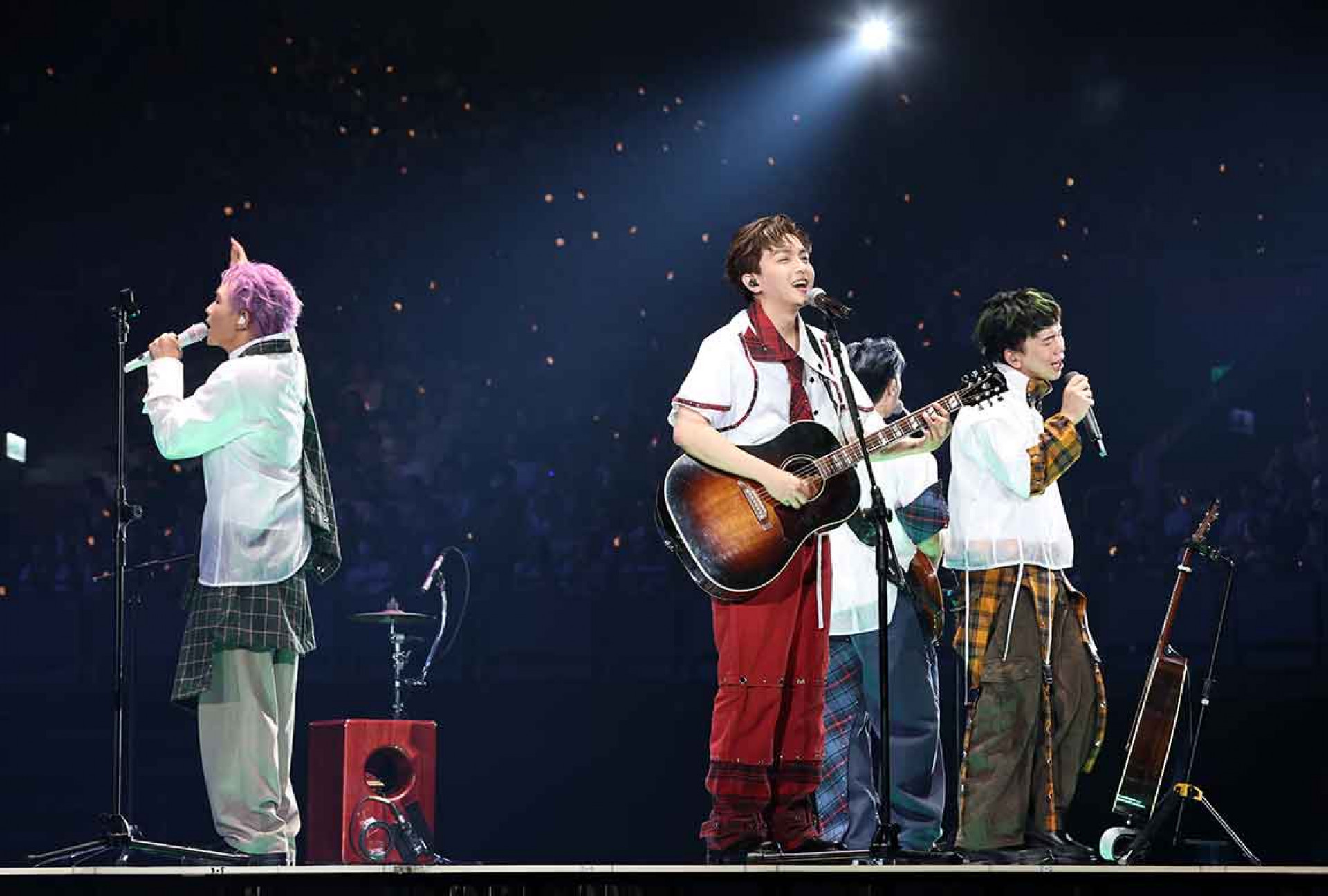 理想混蛋4人升上高台演出增添氣勢，雞丁卻以團員間身高來揶揄：「高富帥離我們很遠，但我們剛剛升上去後，至少有符合其中一項了。」