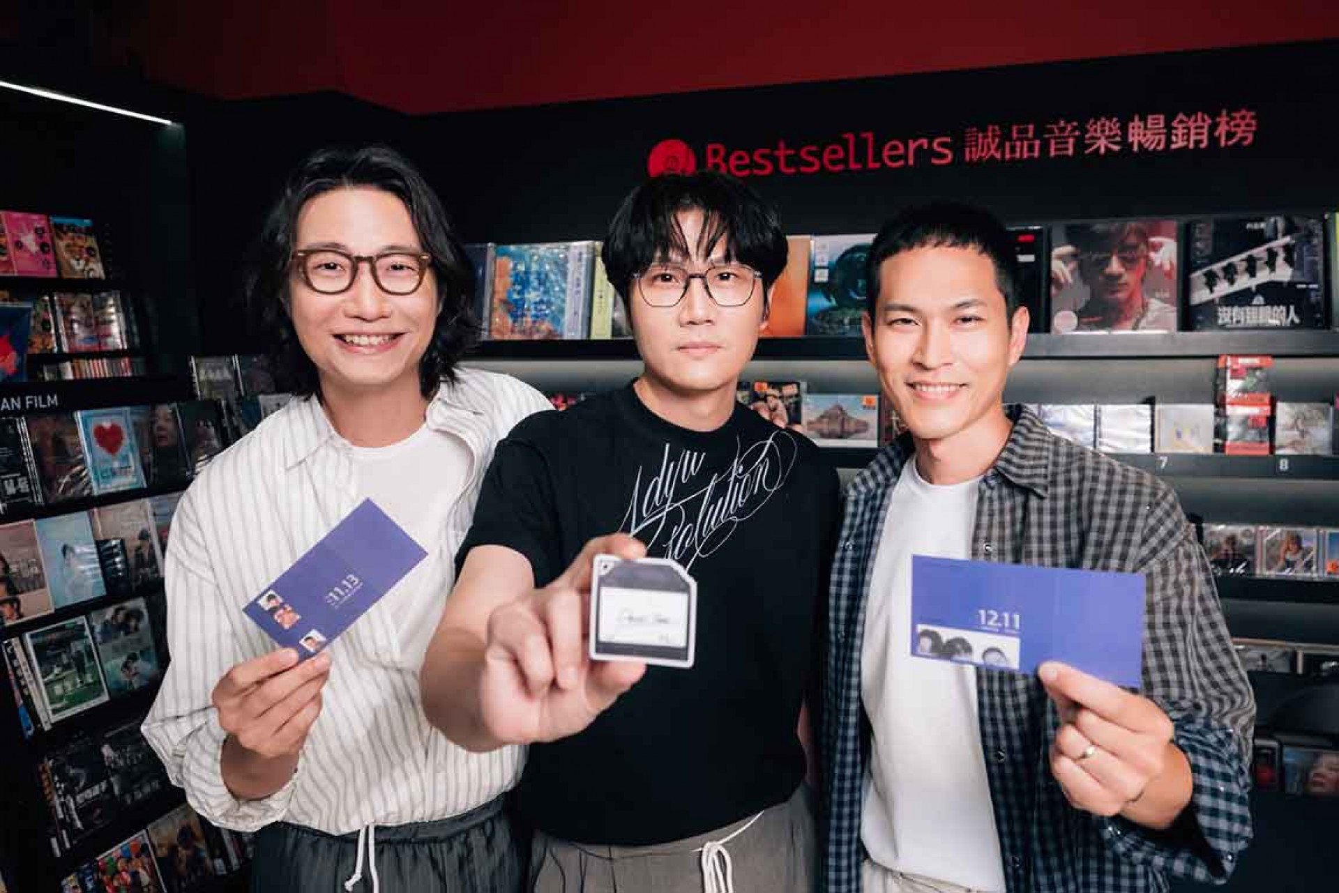 宇宙人《Dear You》預購見面會近距離親自替歌迷蓋章送小卡。(相信音樂提供)