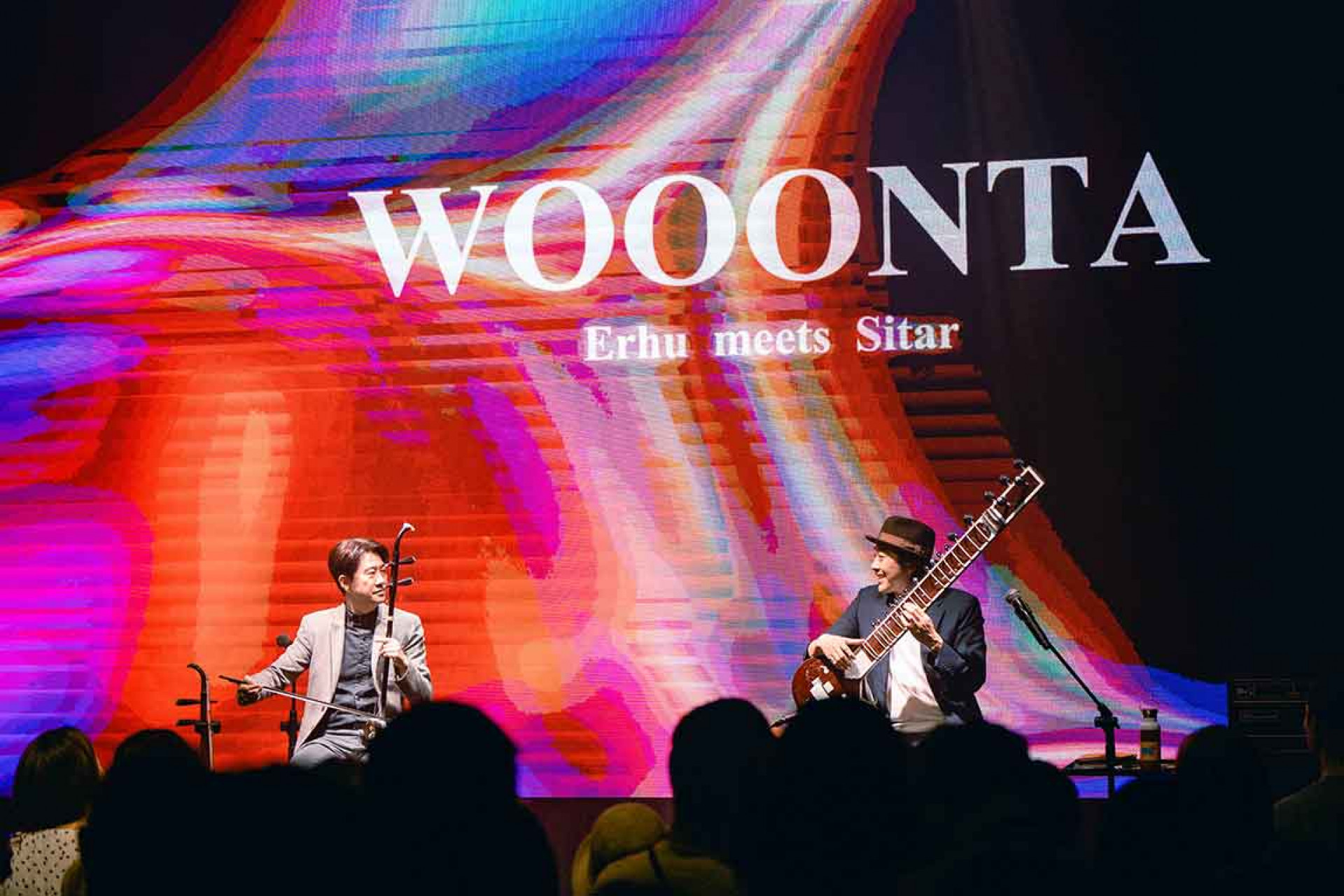 「WOOONTA問他跨界樂團」由台灣二胡演奏家羅常秦領軍，並以日本西塔琴演奏家暨音樂總監金光亮平為核心成員
