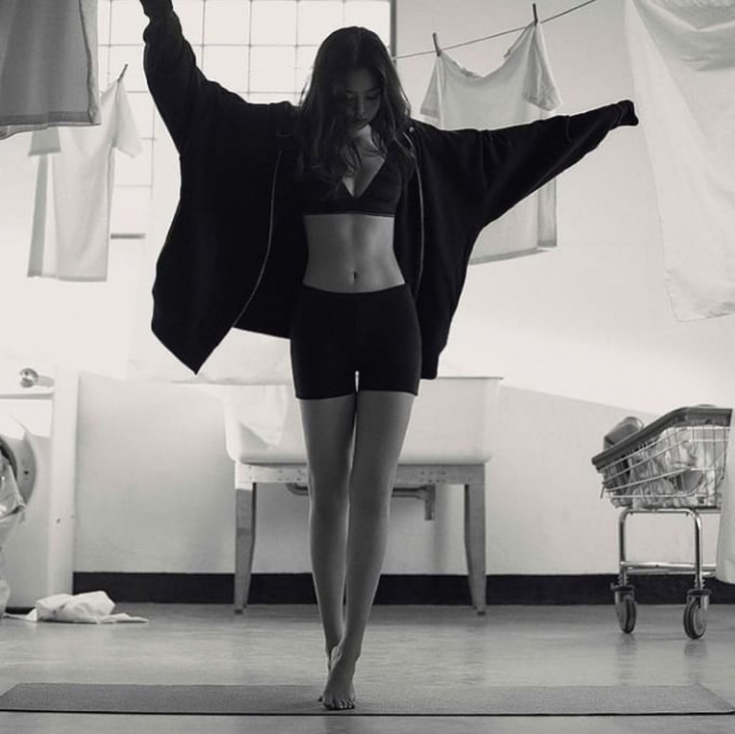 MTV音樂頻道 | CK 內衣辣照再度引暴動!BLACKPINK Jennie 秀完美曲線體態