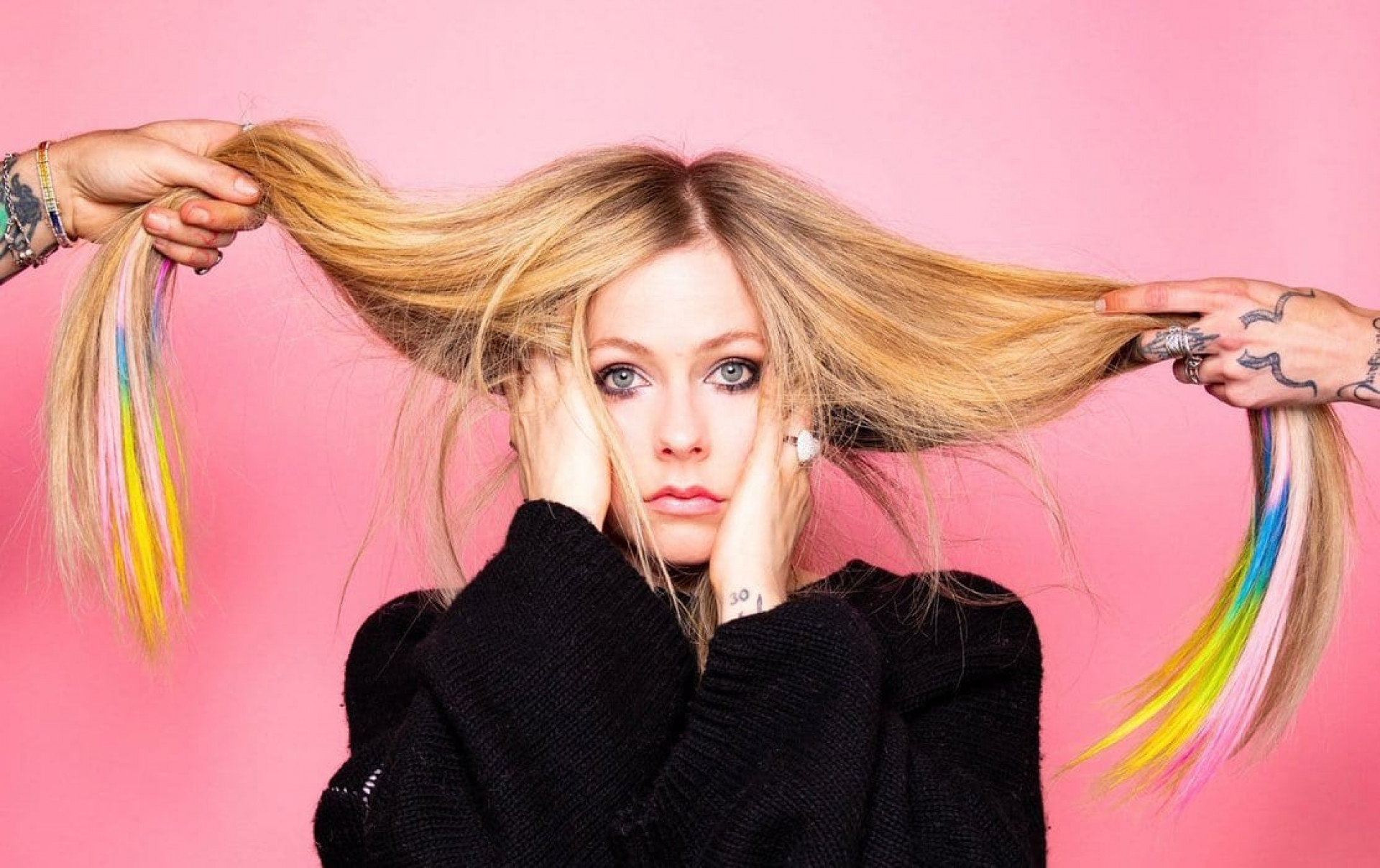 Avril-Lavigne-2021-pigtails-wide